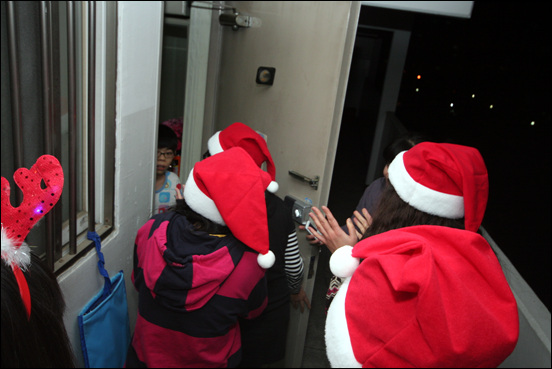 아이들을 이름을 부르며 산타무리들이 방문했다. 갑작스런 산타들의 방문에 놀랍고 반가워 하는 아이들.