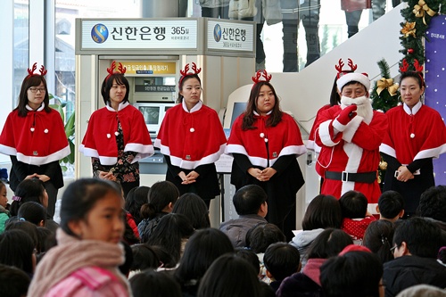  부평아트센터 직원들이 너나 할 것 없이 산타 복장을 하고 관객들에게 따뜻한 마음의 선물을 나눠줬다. 