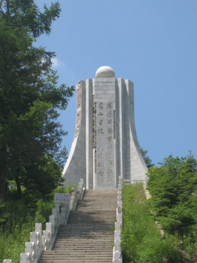  청산리항일전투 기념탑.