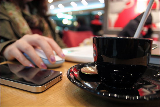 　이제 카페는 커피를 즐기는 동시에 일하면서 쉬고, 놀면서 먹는 요긴한 공간이 됐다.