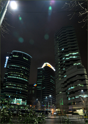 서울역 맞은편, 이렇게 으리으리한 빌딩들 뒷골목에 동자동 쪽방촌이 숨어있다. 오른쪽 건물이 게이트웨이 타워.