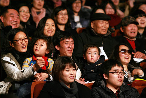 27일 저녁 서울 정동 이화여고 100주년기념관에서 열린 '조국·오연호 BOOK 콘서트'에 다양한 연령층의 독자들이 참석해 공연을 즐기고 있다.