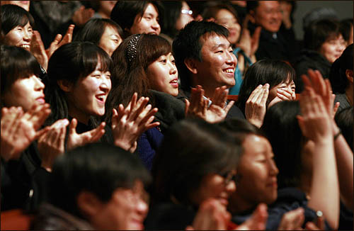 27일 저녁 서울 정동 이화여고 100주년기념관에서 열린 '조국·오연호 BOOK 콘서트'에 참석한 <진보집권플랜> 독자들이 박수를 치고 있다.