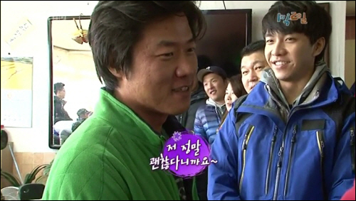  프로그램의 위기 속에서 나영석 PD는 적극적으로 카메라 안으로 뛰어들어 6번째 멤버의 역할을 대신했다.