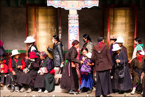 따꽁절(寺)을 코라 도는 티벳사람들.