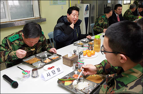 한나라당 안상수 대표가 28일 강원도 화천의 육군7사단을 방문해 부대에서 장병들과 함께 점심을 들고 있다.
