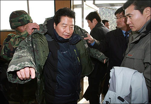 한나라당 안상수 대표가 28일 강원도 화천의 육군7사단을 방문해 철책을 둘러보기 앞서 기능성 방한복을 입고 있다.