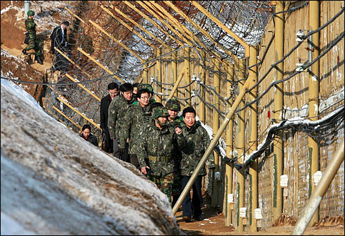한나라당 안상수 대표가 28일 강원도 화천의 육군7사단을 방문해 군관계자들의 안내를 받으며 철책을 둘러보고 있다.