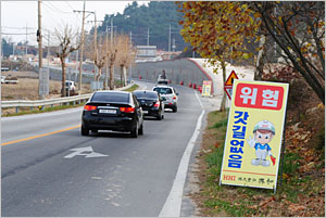 간성읍에서 통일전망대 출입국신고소 사이 구간 도로 공사 현장.