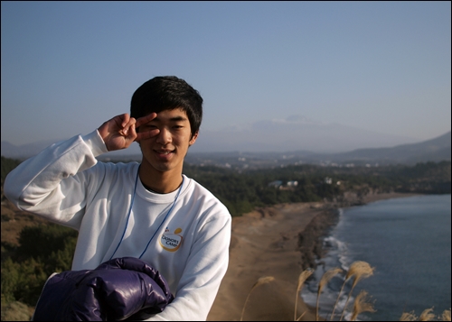  송악산에 오른 고등학생 2학년 태규. 등뒤로 멀리 한라산이 보인다.