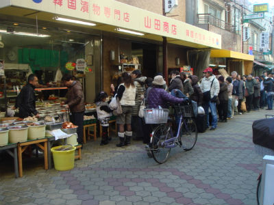    모모다니 코리아타운 상가에서 가장 인기가 있는 곳은 김치를 비롯한 한국 반찬을 파는 가게입니다. 일본에서 가장 큰 명절인 정월 초하루를 앞두고 한국 사람이나 일본 사람들이 줄을 서서 김치나 반찬 들을 사고 있습니다.