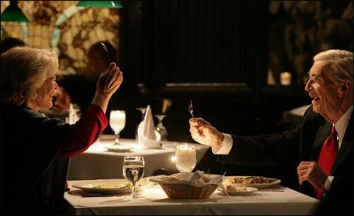  프랑스 레스토랑에서 첫 데이트를 하며 메리가 로버트에게 “포기하지 않으면 실패하지 않는다”며 숟가락 파이팅을 제안하고 있다. 
