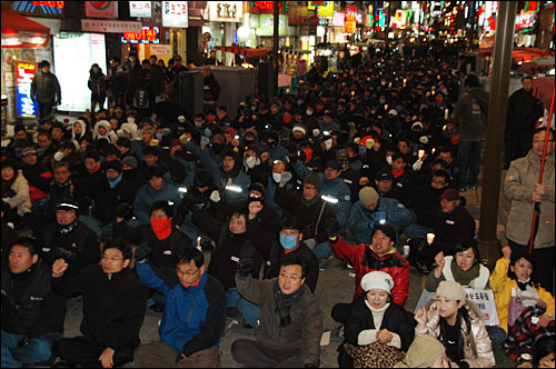  '한진중공업.부산경제살리기 부산시민대책위'는 지난해 12월 30일 저녁 부산 서면에서 1500여명의 노동자와 시민이 참석한 가운데 "예산날치기 전면무효, 한진중공업 영도조선소 살리기 부산시민대회"를 열었다.