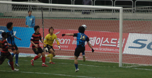  2010. 4. 18 K-리그 득점왕 유병수가 포항과의 안방 경기에서 이마로 자신의 네번째 골을 터뜨리는 순간.