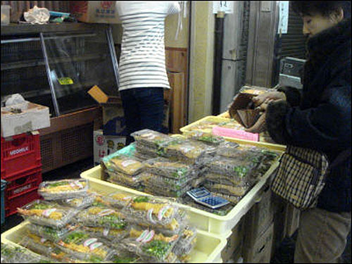 오사카 모모다니역 상점가에서 메밀국수집에서 메밀국수(소바)를 팔고 있는 모습입니다. 긴 메밀국수 가락처럼 한 해 동안 좋았던 인연들이 새해에도 이어지기를 희망하면서 먹는다고 합니다. 
