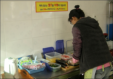  주방에서 김밥을 마는 주인아주머니. 일하는 모습이 보기 좋았습니다. 
