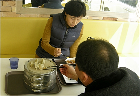  만두가 너무 맛있고 값도 착해서 들른다는 아주머니와 아저씨
