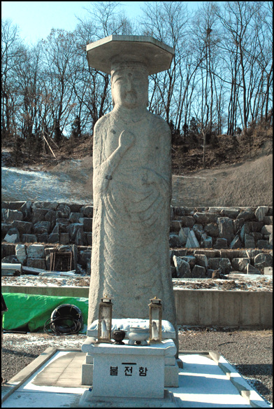 진천군 진천읍 신정리 용화사에 소재한 충북 유형문화재 제138호 석불입상