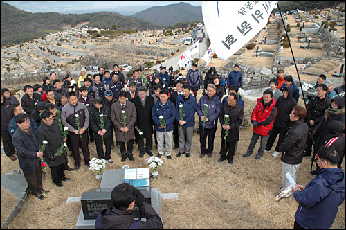  민주노총 부산-울산-경남본부는 3일 오전 양산 솥발산 열사묘역에서 2011년 합동 시무식을 갖고 열사 묘역을 참배했다.