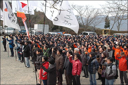  민주노총 경남-부산-울산본부는 3일 오전 양산 솥발산 열사묘역에서 2011년 합동 시무식을 가졌다.