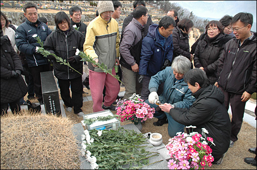  경남지역 민주노총 조합원들이 3일 오전 양산 솥발산 열사묘역에서 시무식을 연 뒤, 고 이경숙 경남도의원의 묘역을 참배하고 있다.