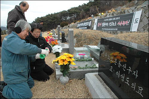  이흥석 전 민주노총 경남본부장과 허영도 민주노총 경남본부 지도위원이 3일 오전 양산 솥발산 열사묘역에 있는 고 이성도 열사의 묘역을 참배하고 있다.