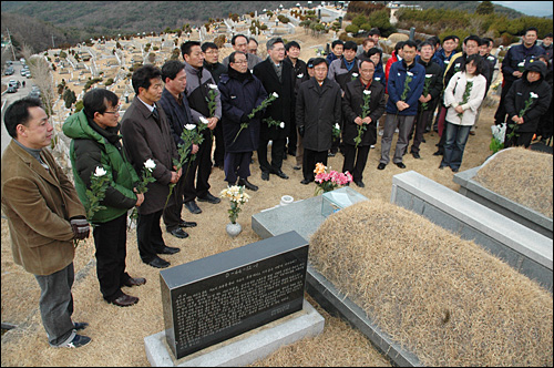  민주노총 경남본부 조합원들이 3일 오전 양산 솥발산 열사묘역에서 2011년 시무식을 연 뒤 고 배달호 열사 묘역을 참배하고 있다.