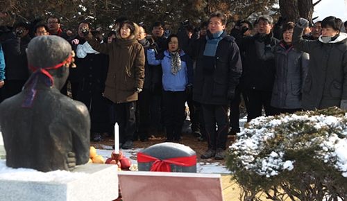 민주노총 사무총국 성원들이 2011년 1월3일 마석 모란공원 민족민주열사묘역을 찾아 시무식을 가졌다.