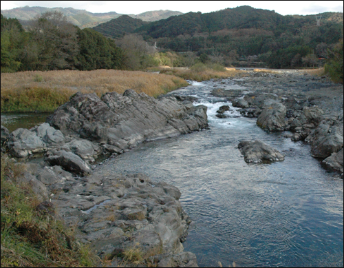 일본 최초로 댐건설이 중단된 가와베가와댐 하류 모습  