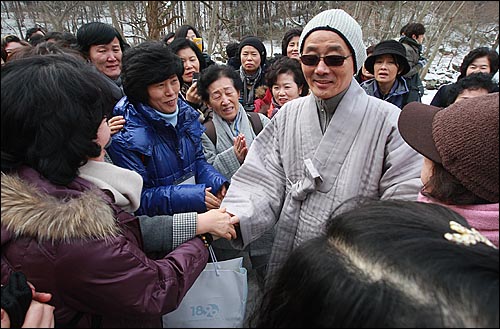 봉암사 동안거에 들어간 봉은사 전 주지 명진 스님이 3일 오후 경북 문경시 가은읍 봉암사를 방문한 신도들과 인사를 나누고 있다.