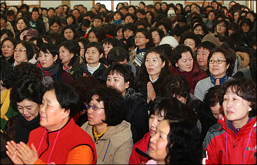 3일 오후 경북 문경시 가은읍 봉암사에서 열린 대중법회에서 신도들이 봉은사 전 주지 명진 스님의 법문을 듣고 있다.