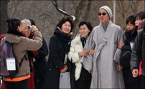 봉암사 동안거에 들어간 봉은사 전 주지 명진 스님이 3일 오후 경북 문경시 가은읍 봉암사를 방문한 신도들과 기념사진을 찍고 있다.