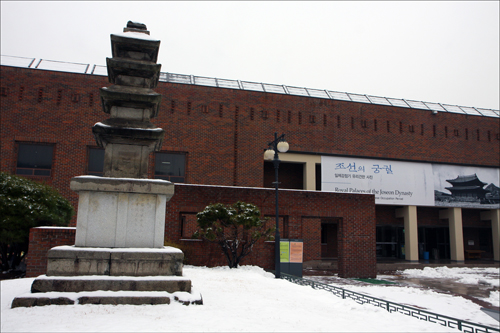 눈이 내린 날, 국립 대구박물관 본관 정문 앞 정도사터 5층석탑(고려시대)이 쓸쓸하게 서 있다.