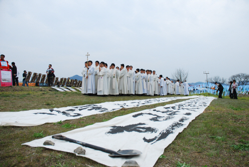 약 3,000명의 천주교 신자들이 금강에 찾아와 4대강 중단을 외쳤다. 