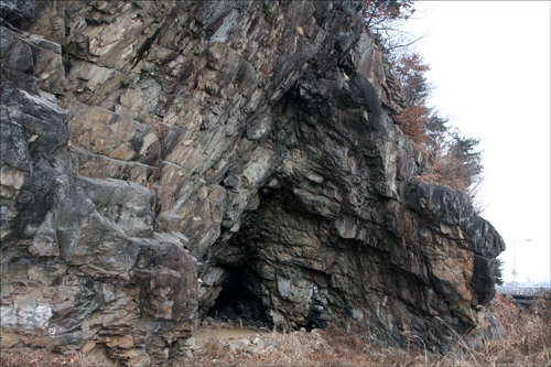 대구 앞산 용두산성 비탈(장안사에서 용두골 입구 사이)에서 발견된, 구석기 시대 유적으로 추정되는 암음(岩陰, 바위그늘)유적. 크게 기울어진 바위 아래의 동굴에서 선사시대 사람들이 살았던 것으로 여겨진다.