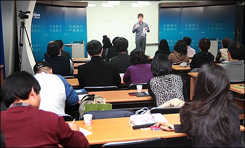 수강생들이 <오마이뉴스> 대회의실에서 철학자 강신주 박사의 강연을 수강하고 있다.