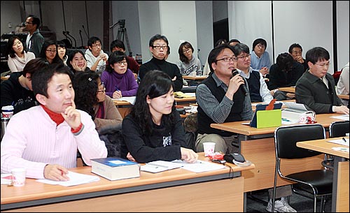 서울 마포구 상암동 <오마이뉴스> 대회의실에서 열린 '강신주의 정치철학 특강'에서 수강생들이 질문을 하고 있다.