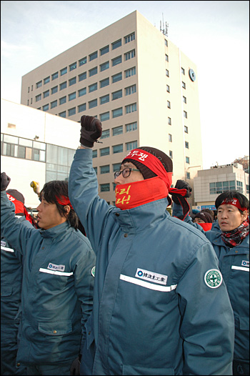  전국금속노동조합 한진중공업지회 조합원들이 정리해고 철회 등을 요구하며 집회를 열고 있다.