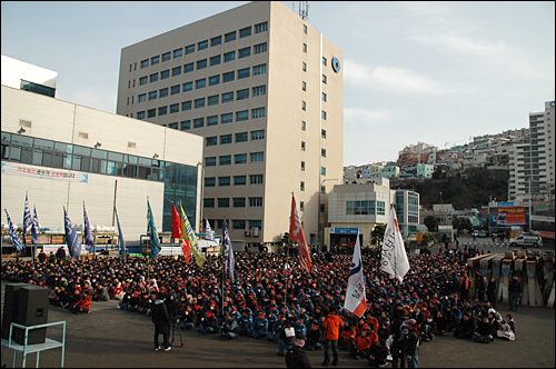  전국금속노동조합은 5일 오후 한진중공업 영도조선소 단결의광장에서 '정리해고 철회'를 내걸고 집회를 열었다.