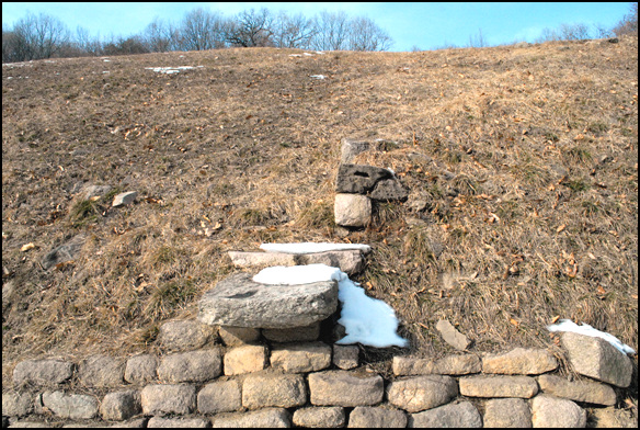 성벽의 돌은 각이 지지 않고 옥수수알처럼 다듬어 쌓았다