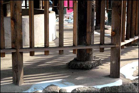 하남시 상사창동 연자방아간은 원형으로 된 기둥 여덟개를 사용해 초정식으로 지었다 