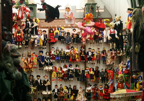 인형극이 유명한 체코다. 각종 인형들은 주요 관광 상품 중 하나다. 길을 걷다보면 수많은 인형가게들이 있다.  