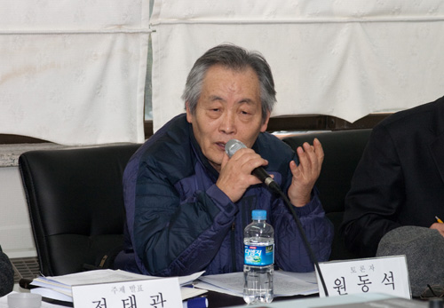  예술비평가인 원동석 교수가 취지가 중요하지 건물이 중요하지 않다며 기념관의 정신을 중시해야 한다고 재차 강조하고 있으며 이를 목포시가 받아들여 시민의 말에 귀를 기울어 바꿀려고 노력해야한다고 얘기하고 있다. 