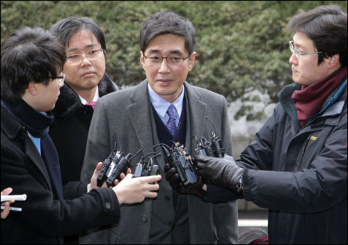 태광그룹 이호진 회장이 2011년 1월 4일 피의자 신분으로 서울서부지검으로 출석하며 기자들의 질문에 답하고 있다.