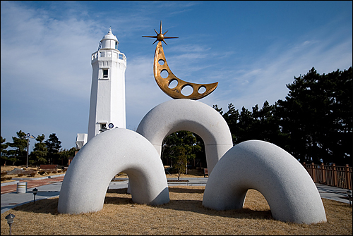  죽변항로표지관리소 정원에 있는 죽변등대와 조형물.