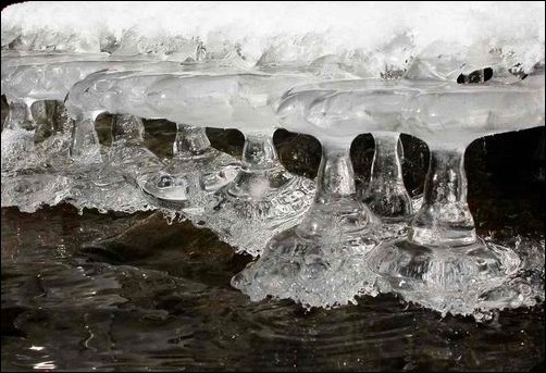 얼음 궁전의 화려한 기둥모양입니다. 이렇게 매서운 추위가 몰아치는 겨울 강 여울은 신비로움으로 가득해집니다. 