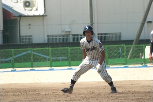  마쓰바라가 야나기가우라 고교 재학 시절 경기에 출전해 주자로 뛰고 있다. 지금 그는 경희대 유니폼을 입고 경기에 나서고 싶어 한다.
