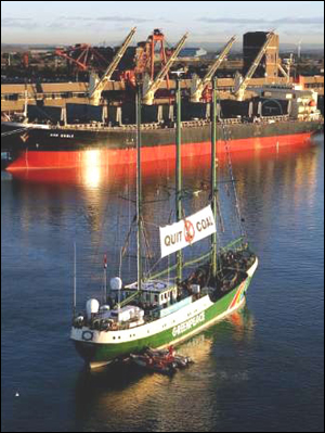 호주의 석탄 수출을 반대하는 그린피스 선박.