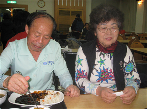  성병주씨 부부는 '간병인 부부'였다. 두 사람의 간병 경력을 합치면 20년이 넘는다. "간병인의 근무여건이 아주 열악하다"고 입을 모았다.