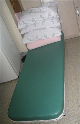 간병인들이 자는 보조 침대. 침대가 좁아 근육통 등을 호소하는 사람이 많다고 한다.